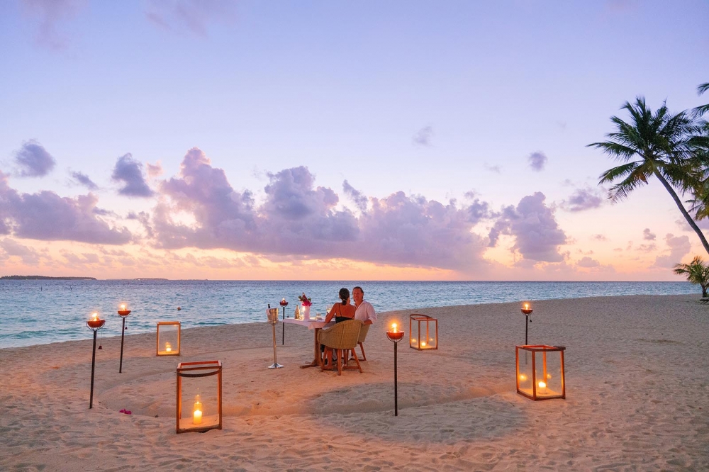 INTIMATE DINING ON THE BEACH
