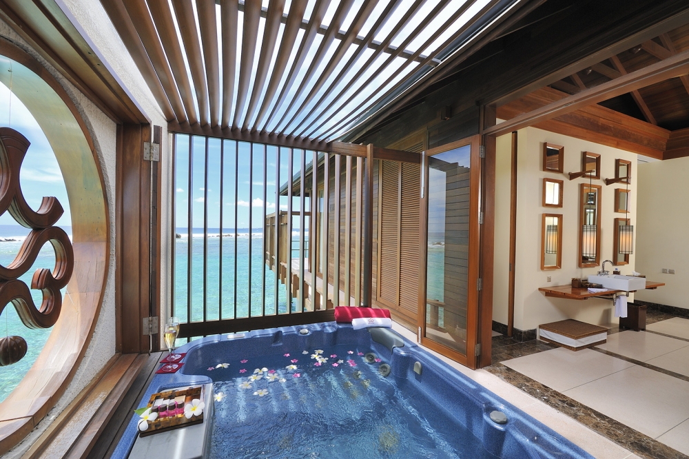One-bedroom Ocean Suite with Pool